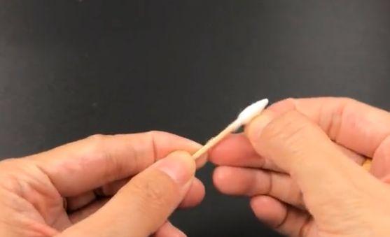 太厲害了！把牙籤插進手機裡，活了30年才知道「既省錢又實用」