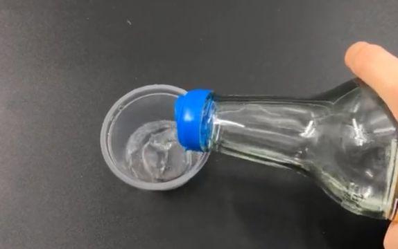 太厲害了！把牙籤插進手機裡，活了30年才知道「既省錢又實用」