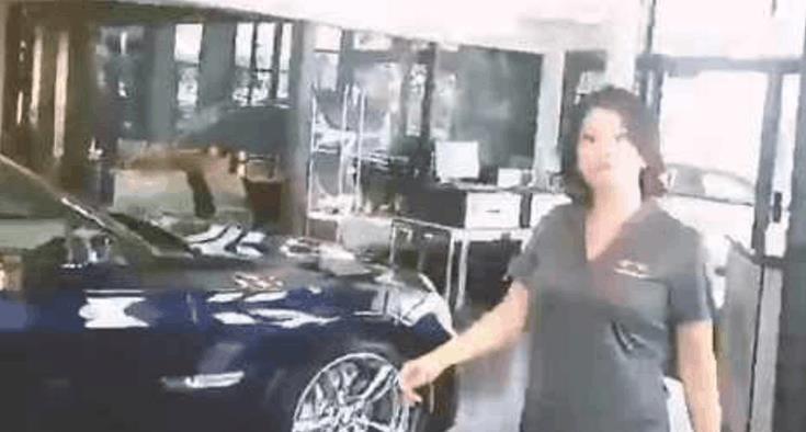 別摸你賠不起！女兒「伸手摸藍寶堅尼」遭店員狂酸　媽媽氣炸喊「你跪下我買2輛」店員最後下場慘了