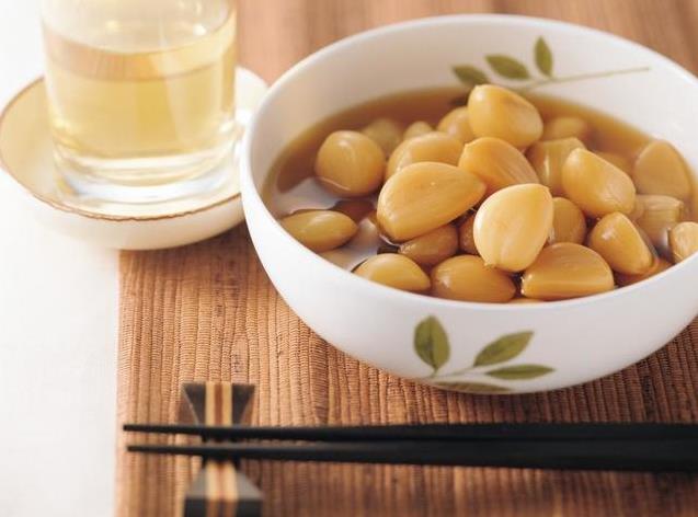 家裡蟑螂太多怎麼辦？試試這個土方法「只需2瓣大蒜」家裡蟑螂一鍋端