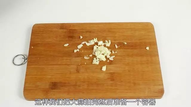 家裡蟑螂太多怎麼辦？試試這個土方法「只需2瓣大蒜」家裡蟑螂一鍋端