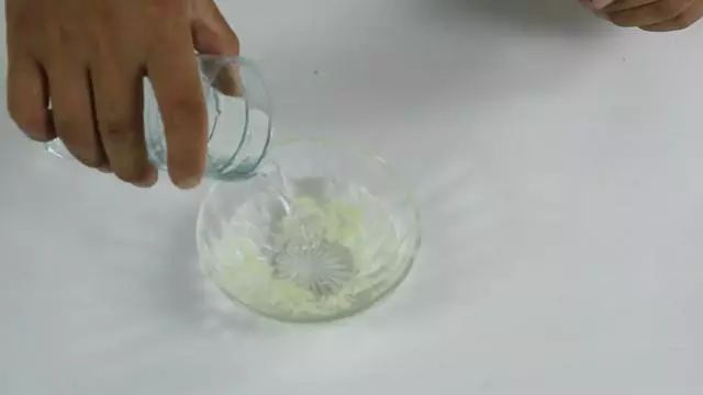 家裡蟑螂太多怎麼辦？試試這個土方法「只需2瓣大蒜」家裡蟑螂一鍋端