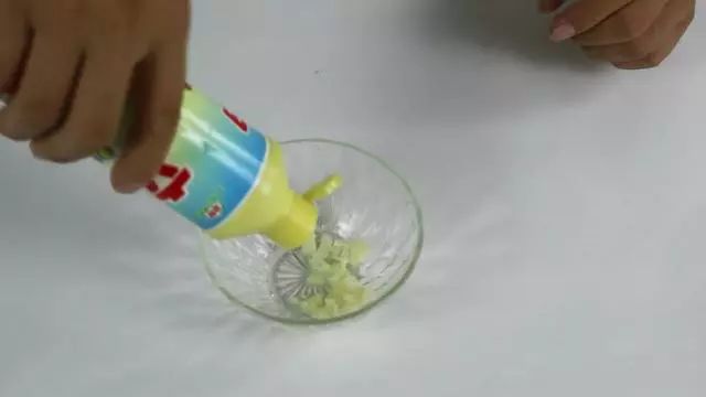 家裡蟑螂太多怎麼辦？試試這個土方法「只需2瓣大蒜」家裡蟑螂一鍋端