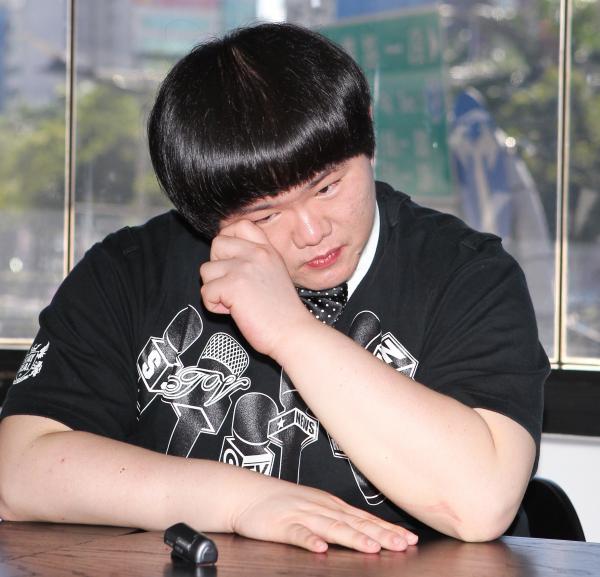 小胖遇事業瓶頸「零收入啃老本」被看衰　他熬低潮「掏百萬求生存」哽咽：我不埋怨對方