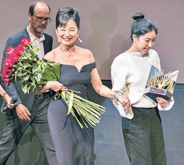 上有百億家產！林青霞女兒被拍到當服務生「端茶倒水沒架子」　不求名利靠自己「曝正臉清秀面容」