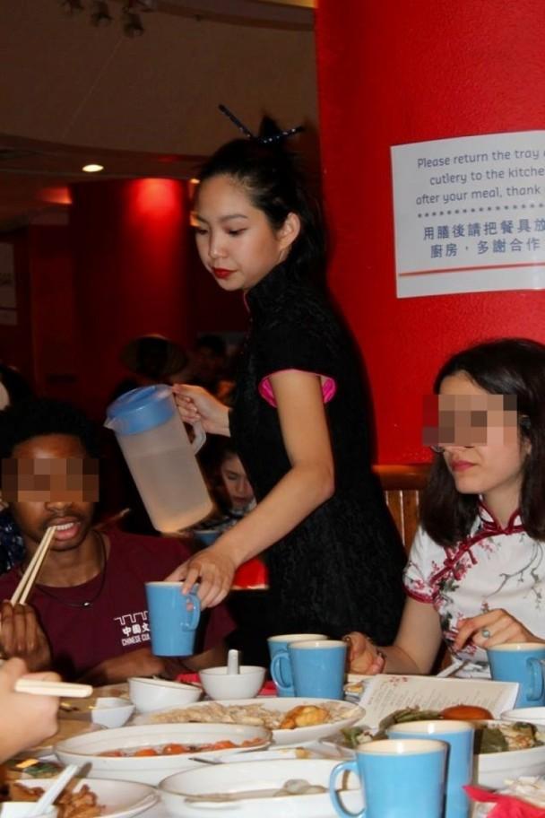 上有百億家產！林青霞女兒被拍到當服務生「端茶倒水沒架子」　不求名利靠自己「曝正臉清秀面容」