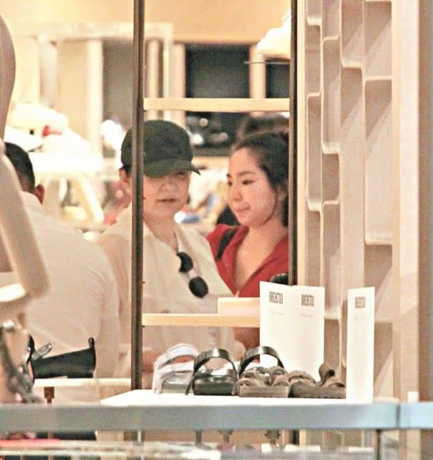 上有百億家產！林青霞女兒被拍到當服務生「端茶倒水沒架子」　不求名利靠自己「曝正臉清秀面容」