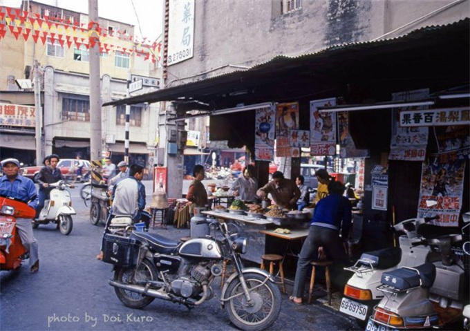 陌生又熟悉！一名日本人鏡頭下的「1979年臺灣」　其中「撐黑傘的新娘」引發網友熱議