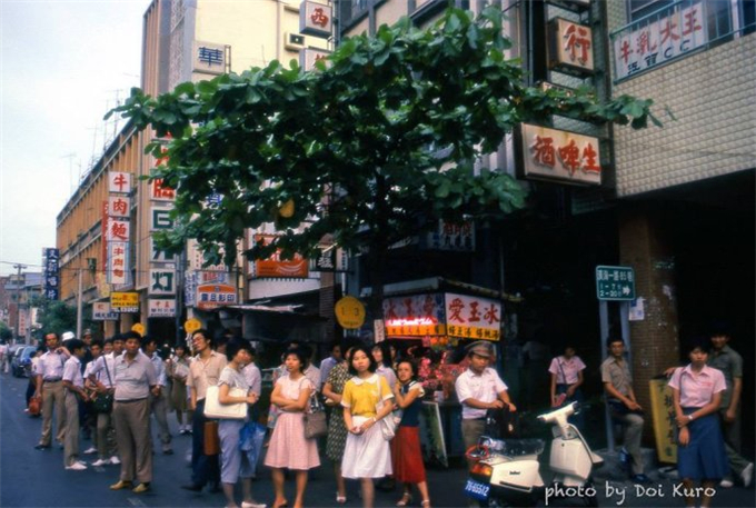 陌生又熟悉！一名日本人鏡頭下的「1979年臺灣」　其中「撐黑傘的新娘」引發網友熱議