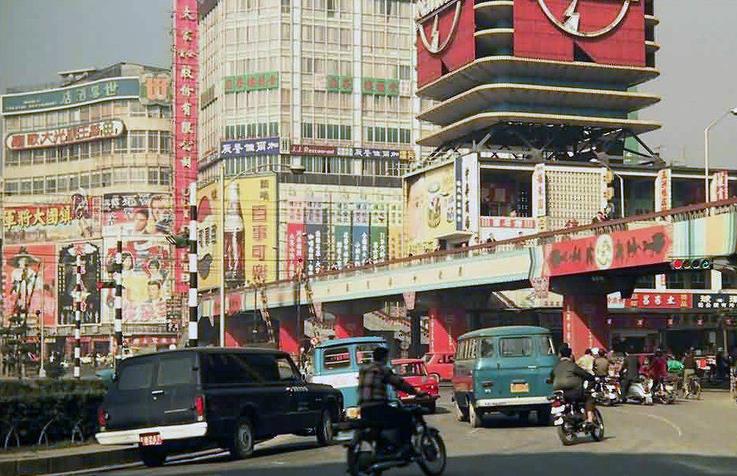 陌生又熟悉！一名日本人鏡頭下的「1979年臺灣」　其中「撐黑傘的新娘」引發網友熱議