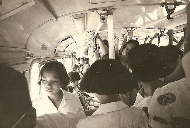 陌生又熟悉！一名日本人鏡頭下的「1979年臺灣」　其中「撐黑傘的新娘」引發網友熱議