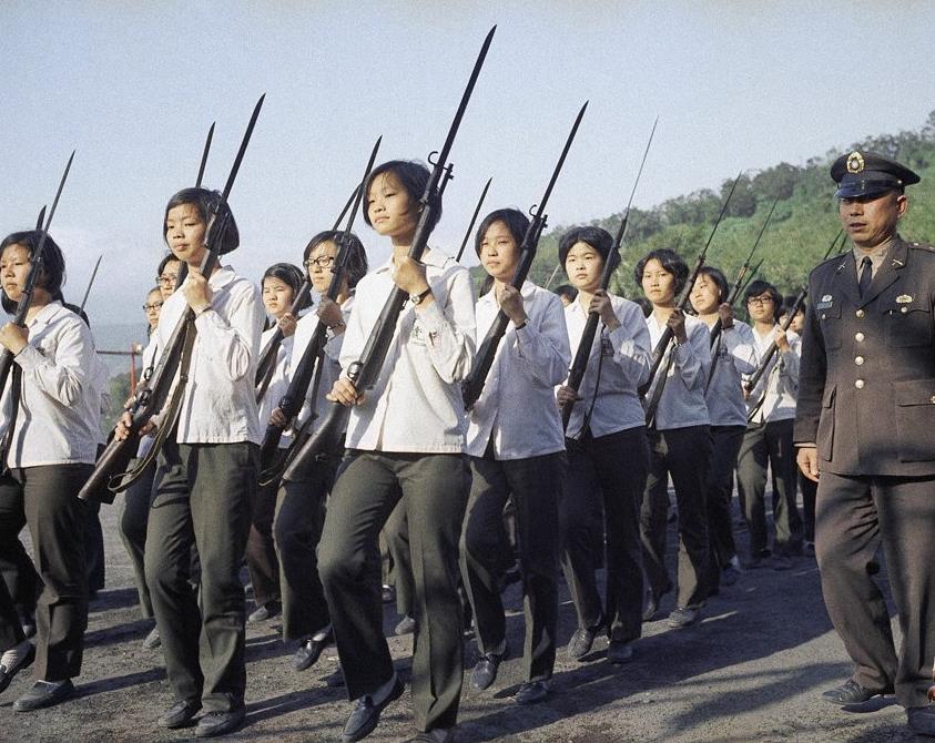 陌生又熟悉！一名日本人鏡頭下的「1979年臺灣」　其中「撐黑傘的新娘」引發網友熱議
