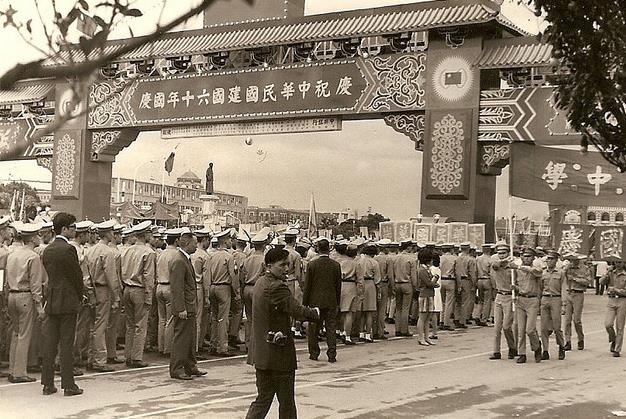 陌生又熟悉！一名日本人鏡頭下的「1979年臺灣」　其中「撐黑傘的新娘」引發網友熱議