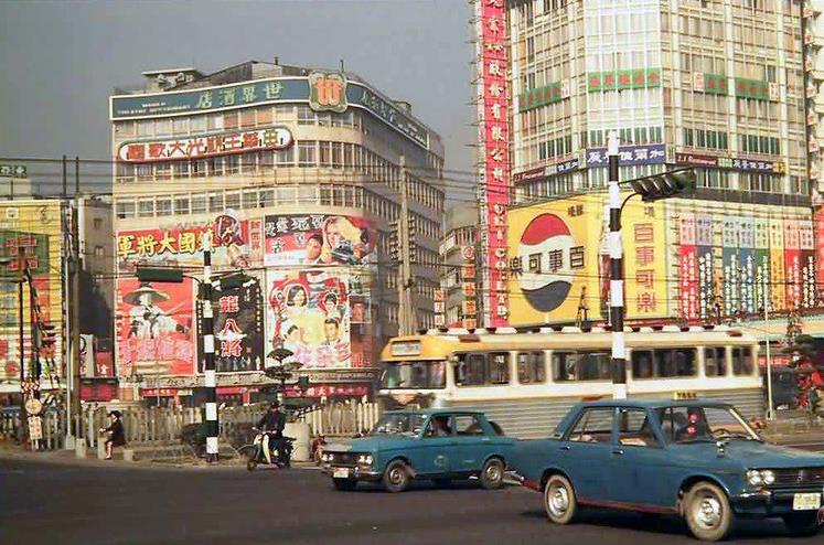 陌生又熟悉！一名日本人鏡頭下的「1979年臺灣」　其中「撐黑傘的新娘」引發網友熱議