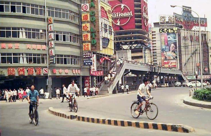 陌生又熟悉！一名日本人鏡頭下的「1979年臺灣」　其中「撐黑傘的新娘」引發網友熱議