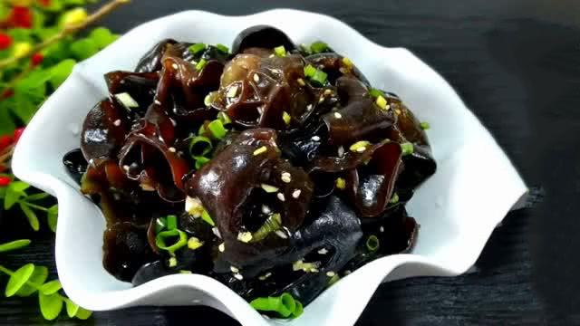 秋燥沒胃口！教你「涼拌黑木耳」爽脆開胃「蒜香醋香味濃郁」簡單好做一看就會