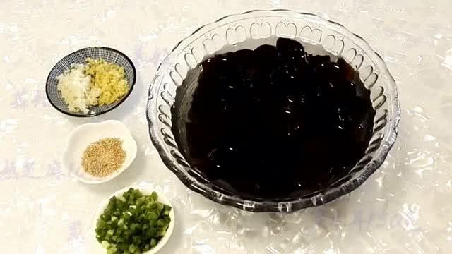 秋燥沒胃口！教你「涼拌黑木耳」爽脆開胃「蒜香醋香味濃郁」簡單好做一看就會
