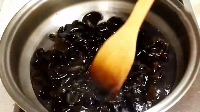 秋燥沒胃口！教你「涼拌黑木耳」爽脆開胃「蒜香醋香味濃郁」簡單好做一看就會