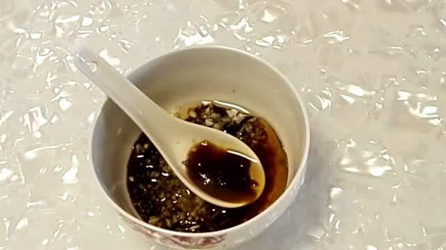秋燥沒胃口！教你「涼拌黑木耳」爽脆開胃「蒜香醋香味濃郁」簡單好做一看就會