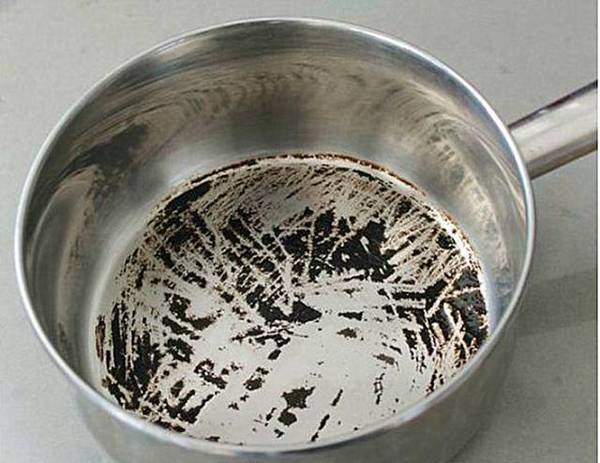 ​洗碗精裡加點「調味料」鐵鍋黑印全沒了，實用乾淨