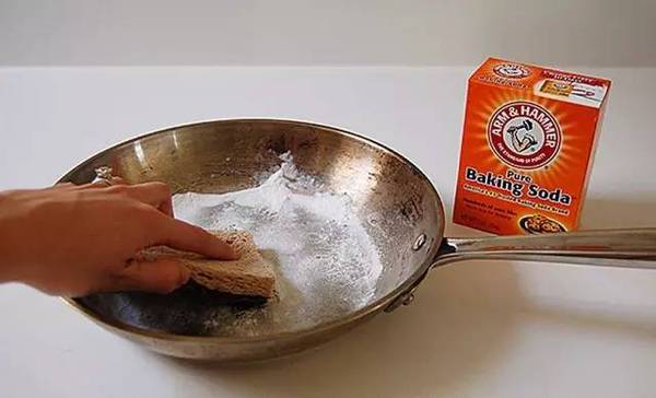 ​洗碗精裡加點「調味料」鐵鍋黑印全沒了，實用乾淨