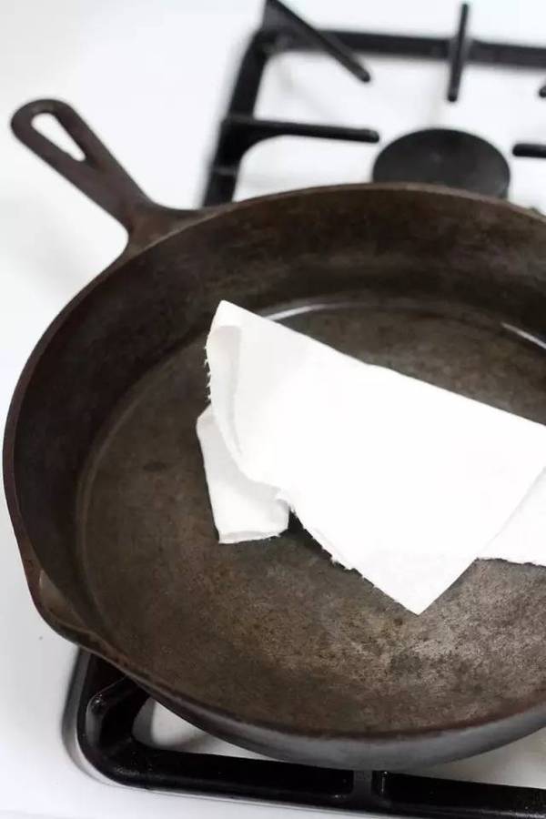 ​洗碗精裡加點「調味料」鐵鍋黑印全沒了，實用乾淨