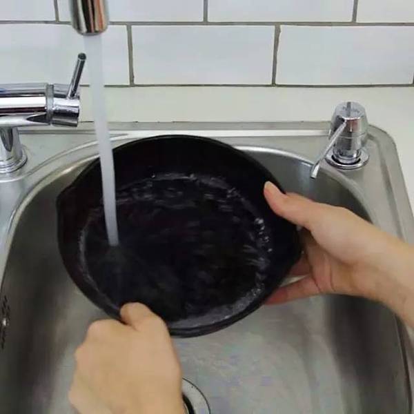 ​洗碗精裡加點「調味料」鐵鍋黑印全沒了，實用乾淨