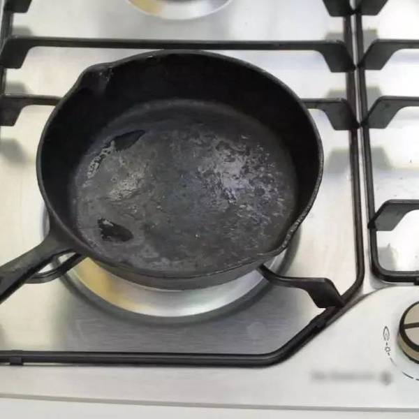 ​洗碗精裡加點「調味料」鐵鍋黑印全沒了，實用乾淨