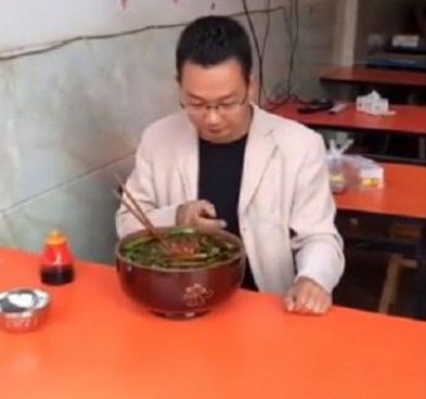 麵館公告：大碗5元小碗25元！男子結帳時「卻付了105元」     看向「另一面墻時」秒懂：老闆好計謀