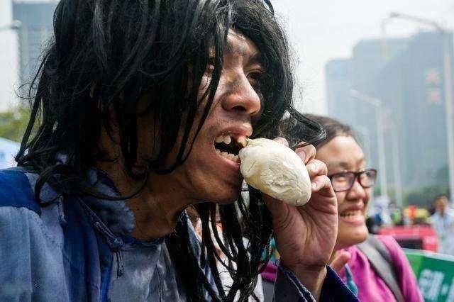 女孩上學路上總遇到乞丐「給他饅頭一給就是五年」！結婚時「見到的人」讓她紅了眼眶