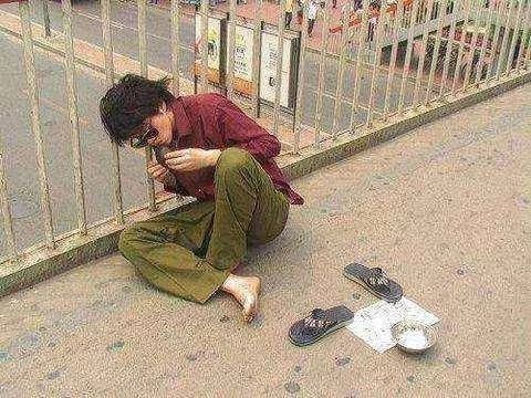 女孩上學路上總遇到乞丐「給他饅頭一給就是五年」！結婚時「見到的人」讓她紅了眼眶