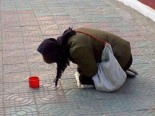 女孩上學路上總遇到乞丐「給他饅頭一給就是五年」！結婚時「見到的人」讓她紅了眼眶