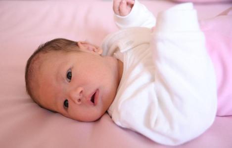 爸爸姓「別」不願意剛出生的兒子跟自己姓！老婆「取一個名字」全家拍手叫絕