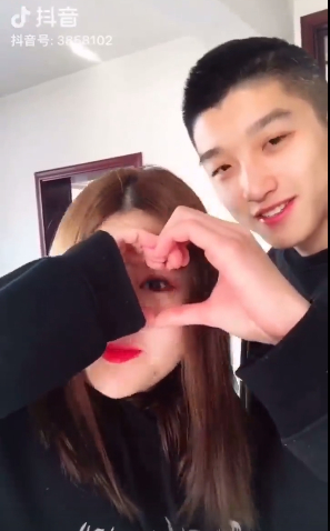 帥氣鮮肉甜曬「百公斤肥女友」被酸爆！他貼出2年前女友甜美瘦照    霸氣喊：我養胖的