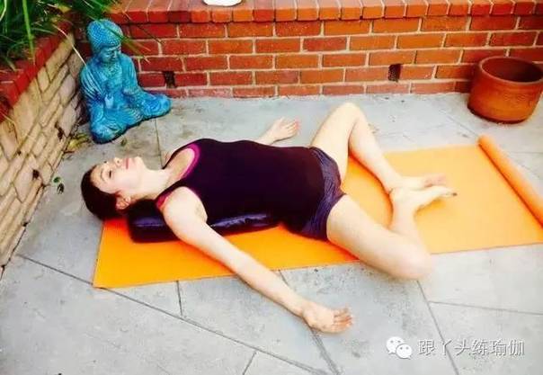 瑜伽動作：每天20分鐘「瘦大腿瘦小腹」吃多了就練起來吧