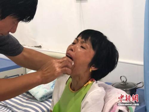 花光積蓄「揹著妻子走遍各地」 深情望向結髮37年的她：一直守著走到哪算到哪