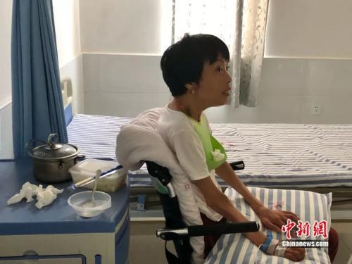 花光積蓄「揹著妻子走遍各地」 深情望向結髮37年的她：一直守著走到哪算到哪