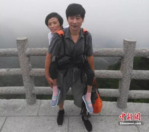 花光積蓄「揹著妻子走遍各地」 深情望向結髮37年的她：一直守著走到哪算到哪