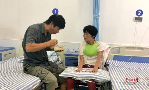 花光積蓄「揹著妻子走遍各地」 深情望向結髮37年的她：一直守著走到哪算到哪