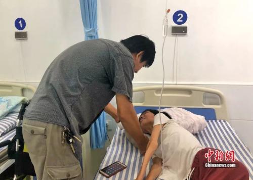 花光積蓄「揹著妻子走遍各地」 深情望向結髮37年的她：一直守著走到哪算到哪