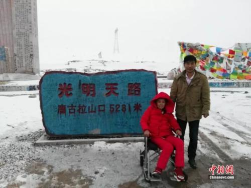 花光積蓄「揹著妻子走遍各地」 深情望向結髮37年的她：一直守著走到哪算到哪