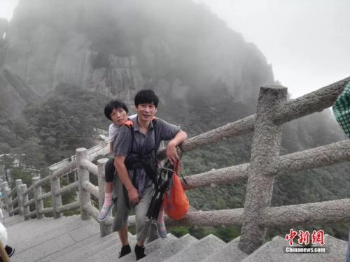 花光積蓄「揹著妻子走遍各地」 深情望向結髮37年的她：一直守著走到哪算到哪