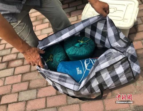 花光積蓄「揹著妻子走遍各地」 深情望向結髮37年的她：一直守著走到哪算到哪