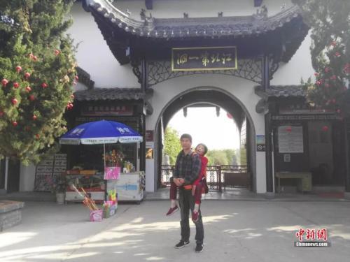 花光積蓄「揹著妻子走遍各地」 深情望向結髮37年的她：一直守著走到哪算到哪