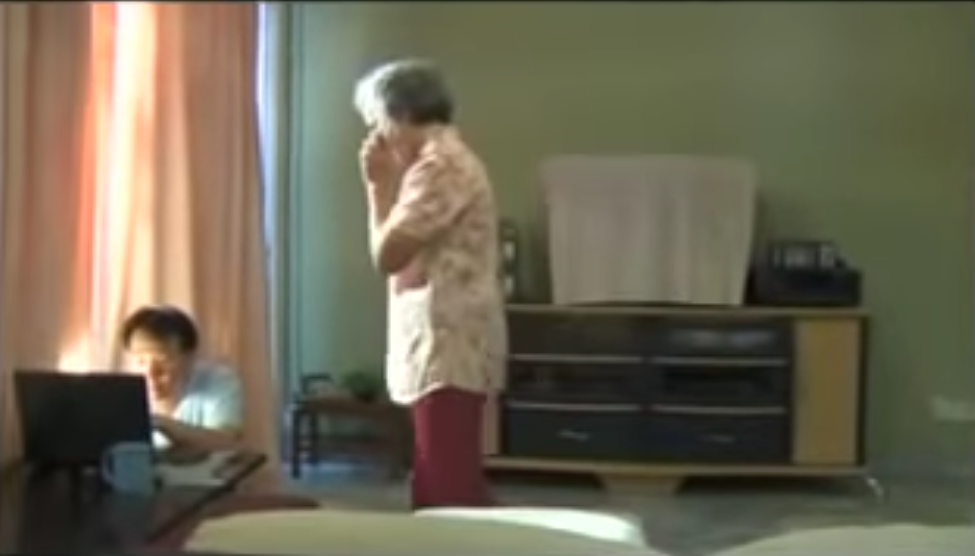 奶奶又失禁了！ 老母親「忘了包尿布撒在沙發上」兒子卻生氣警告：要送妳去老人院