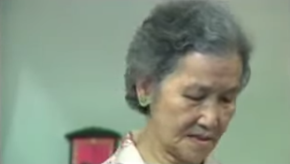 奶奶又失禁了！ 老母親「忘了包尿布撒在沙發上」兒子卻生氣警告：要送妳去老人院