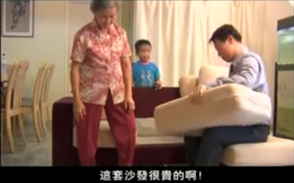 奶奶又失禁了！ 老母親「忘了包尿布撒在沙發上」兒子卻生氣警告：要送妳去老人院