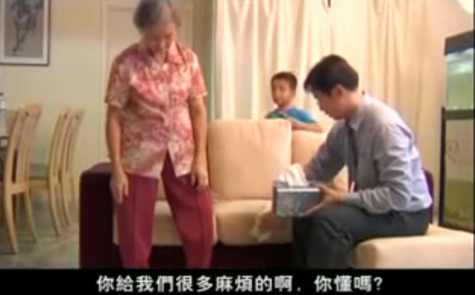 奶奶又失禁了！ 老母親「忘了包尿布撒在沙發上」兒子卻生氣警告：要送妳去老人院