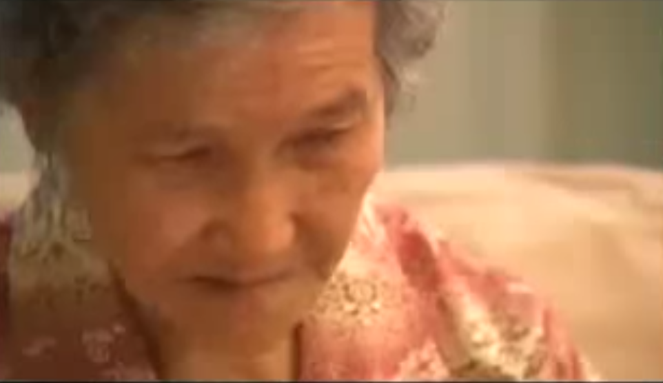 奶奶又失禁了！ 老母親「忘了包尿布撒在沙發上」兒子卻生氣警告：要送妳去老人院