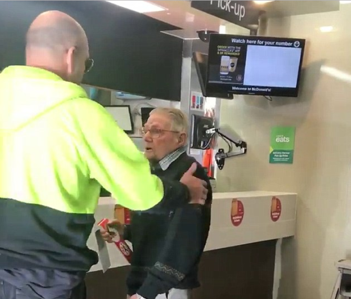 世界因你而美好！老先生點麥當勞「付錢掏半天」面有難色　後方工人「霸氣買單」超意外結局全國讚爆